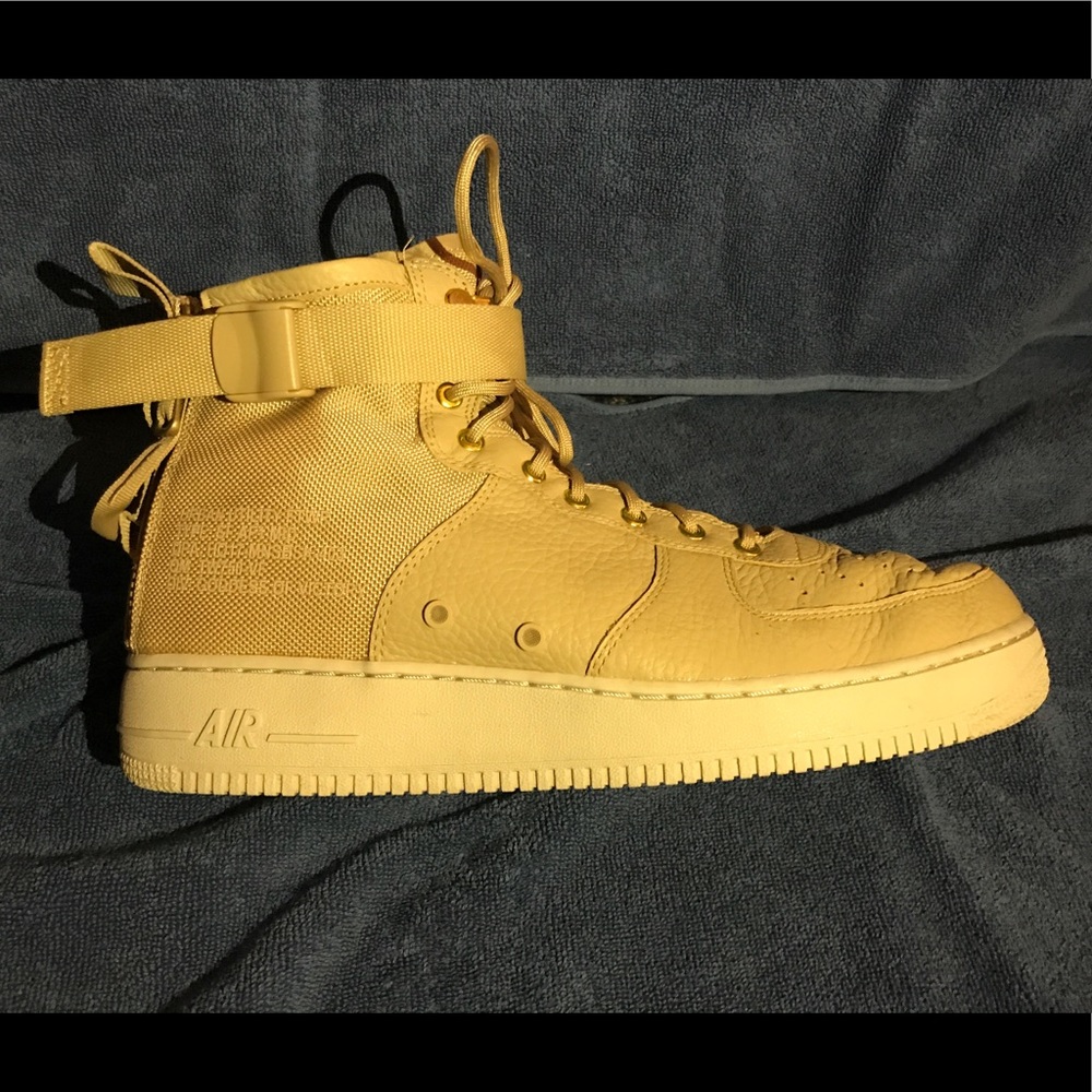 Special Edition Nike Air Force 1 High - Picture 4 of 5